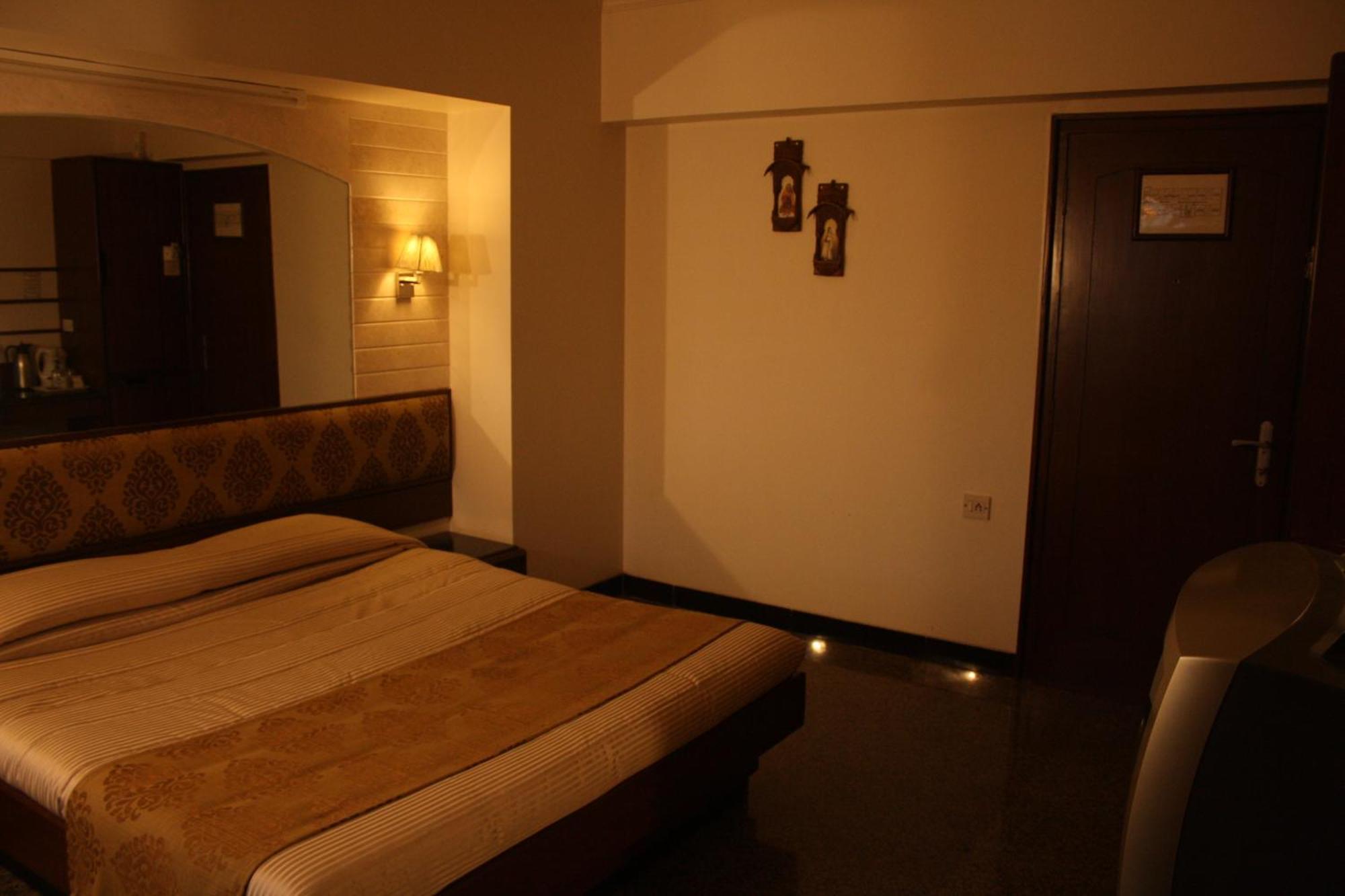 מומביי Hotel Karl Residency מראה חיצוני תמונה